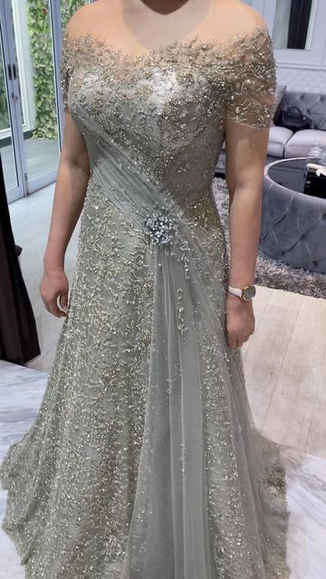 Gown Mother Of The Groom, Mom Of The Bride Dresses Elegant, Mother's Gown For Wedding, Gown Beads Design, Gown For Mother Of The Groom, Mom Gown For Wedding, Dress Mom Of The Bride, Quince Mom Dress Evening Gowns, Mother Groom Dresses