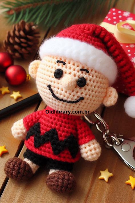 Crochet this adorable Charlie Brown keychain with a Santa hat using this simple amigurumi pattern. Perfect for holiday gifts! Crochet Charlie Brown, Charlie Brown Crochet, Simple Amigurumi, Brown Keychain, Christmas Critters, Keychain Pattern, Brown Crochet, Crochet Keychain Pattern, Basic Crochet