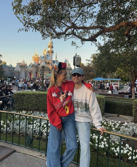 Disney Outfit Inspo Winter, Disney Couple Outfits, Disney Core, Disneyland Aesthetic, Aesthetic Traveling, Disney Fits, Disneyland Christmas, Cute Disney Outfits, Disneyland Pictures