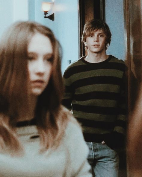 Evan Peters as Tate Langdon and Taissa Farmiga as Violet Harmon in American Horror Story Season 1 Murder House (AHS S1) GIF / Art / Hot / Cute / Aesthetic / Rare / Rares / Edit / Edits / Icon / Icons / Header / Headers / Wallpaper / Wallpapers / Lockscreen / Lock screen Violet And Tate, American Horror Story Season 1, Violet Harmon, Tate And Violet, Taissa Farmiga, Gif Art, Tate Langdon, Evan Peters, Horror Story