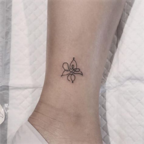 Kippico M. on Instagram: “"Smeraldo Flower"  Love this feeling every single time I got to learn a meaning behind a specific motif or symbol. This one in particular…” Bts Tattoo Designs, Smeraldo Flower, Bts Tattoo, Kpop Tattoos, Tattoo For Boyfriend, Hp Tattoo, Ankle Tattoos For Women, Bts Tattoos, Intricate Tattoo