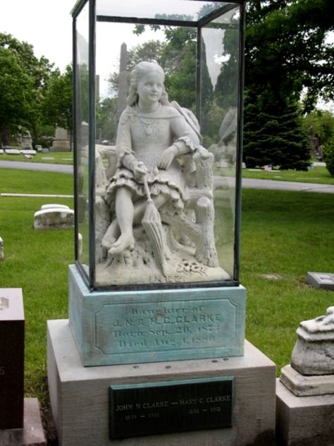 Cemetery Statues, Cemetery Headstones, Old Cemeteries, Cemetery Art, The Windy City, After Life, Glass Case, Haunted Places, Six Feet Under