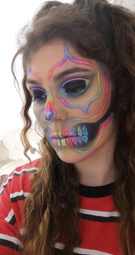 Colourful Skull Makeup, Face Paint Neon, Skull Clown, Skeleton Face Paint, Painting Halloween, Skeleton Face, Colorful Skulls, Face Painting Halloween, Skull Makeup