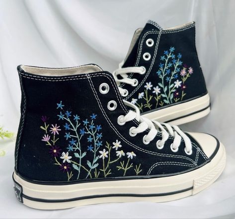 Navy Blue Converse Embroidered, Embroidery Converse Diy, Embroidered Black Converse, Black Converse Embroidery, Custom Black Converse, Shoe Embroidery Ideas, Converse Embroidery Ideas, Embroidery On Shoes, 1970s Sneakers