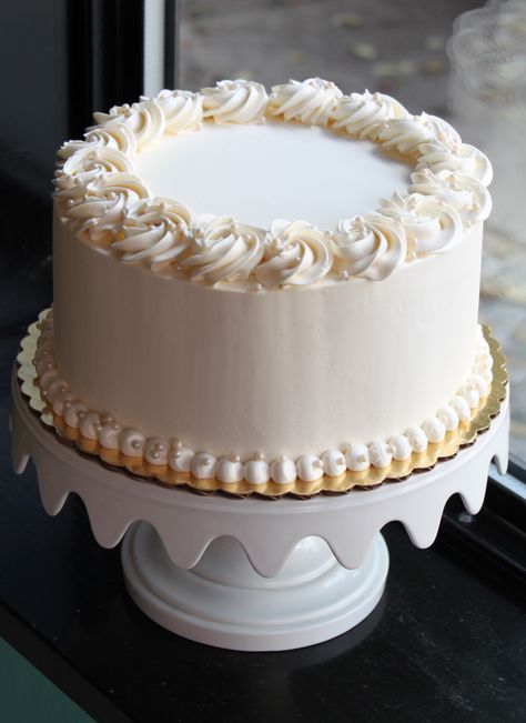 White Icing Cake, White On White Cake Decoration, Timeless Birthday Cake, Cake With White Roses, All White Cake Decoration, White Simple Cake, White Buttercream Cake, White Cake Decorating Ideas, White Whipped Cream Cake Design