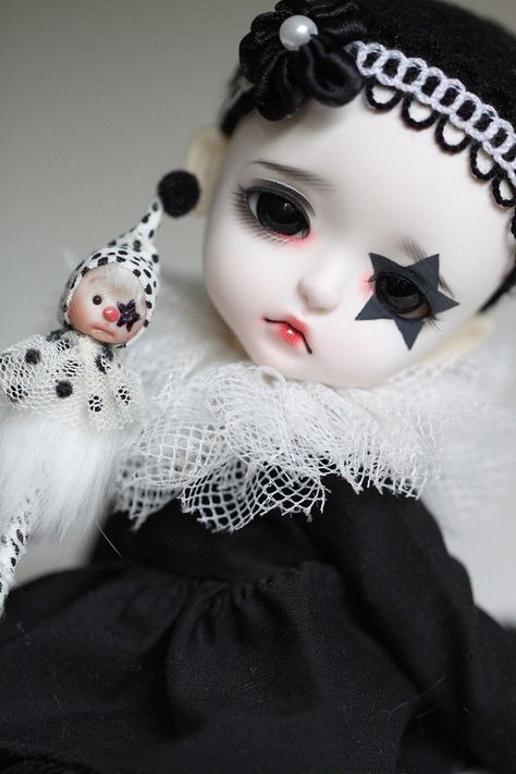 Clown Pierrot, Porcelain Doll Makeup, Porcelain Dolls Value, Pierrot Clown, الفن الرقمي, Antique Porcelain Dolls, Send In The Clowns, Cute Clown, Porcelain Eggs