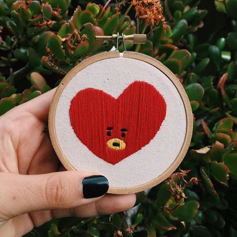 jasmine ! (@taretae) • Fotos y videos de Instagram Bt21 Embroidery Patterns, Bts Embroidery Designs, Bt21 Embroidery, Diy Easy Embroidery, Bts Embroidery, Embroider Ideas, Simple Hand Embroidery Patterns, Bts Bt21, Diy Embroidery Patterns