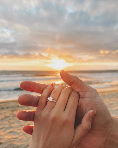 I Say Yes Photo Ideas, Proposal Pictures Aesthetic Beach, Pictures Of Engagement Rings On Hands, Ring Reveal Pictures, Love Story Beach Ideas, Beach Photography Couples Photo Ideas, Surprise Proposal Photoshoot Beach, Beach Ring Pictures, Sunrise Beach Proposal