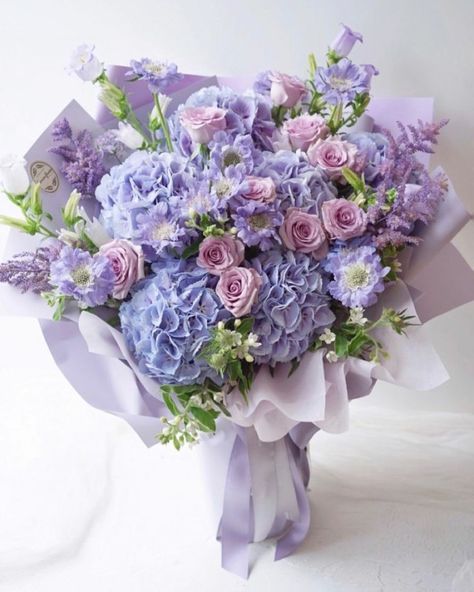 Wedding Bouquets Hydrangea Purple, Blue And Purple Hydrangea Bouquet, Hydrangea Bouquet Aesthetic, Purple Hydrangea Bouquet, Vintage Flower Arrangements, Purple Flower Bouquet, Blue Flowers Bouquet, Rose Flower Arrangements, Luxury Flower Bouquets