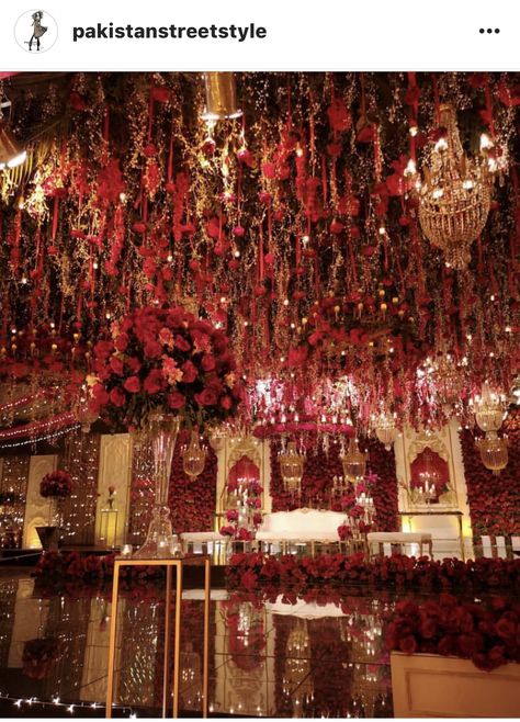 Creds to PakistanStreetStyle on Instagram 😍 Barat Event Decor, Baraat Wedding Decor, Pakistani Wedding Aesthetic Decor, Red Themed Wedding Decor, Barat Decoration Pakistani, Pakistani Wedding Decoration Barat, Punjabi Reception Decor, Baraat Decorations, Baraat Decor Ideas