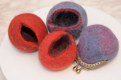 A small group of felt coin purses. Wet Felting Tutorial, Felting Tutorial, Coin Purse Pattern, Coin Purse Tutorial, Wet Felting Projects, Purse Tutorial, Needle Felting Tutorials, Wool Roving, Wet Felt