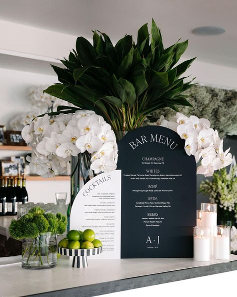 La Bouquet on Instagram: “Tropical romance is on the menu.. we had so much fun styling this event! Info@labouquet.co | 1300 LB FLOWERS #lbeventsnoosa #eventsnoosa…” Simple Cocktail Hour Decor, Wedding Party Ideas Decoration, White Green And Black Wedding, Wedding Detail Ideas, Black Tropical Wedding, Classy Wedding Theme, Tropical Elegant Wedding, Flower Bar Ideas, Tropic Wedding