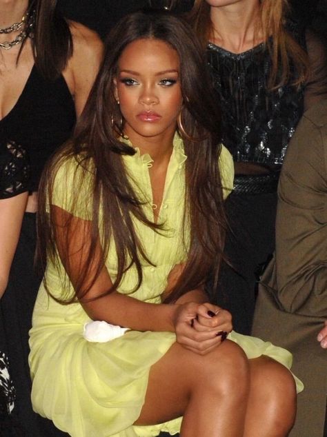 Rihanna 2000's, Saint Michael, Bad Gal, Rihanna Fenty, Iconic Women, Maquillaje De Ojos, Rihanna, Pretty Woman, Hair Inspiration