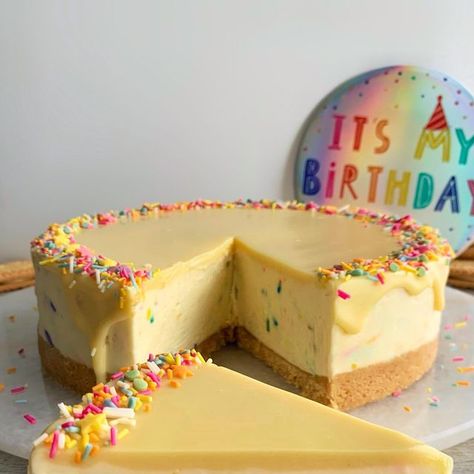 Fitwaffle Kitchen | Eloise on Instagram: "BIRTHDAY CAKE CHEESECAKE 🎂 It’s my birthday! 🥳 I made a cheesecake for my birthday last year and had the urge to make another one, I might start making it a tradition 😂 This cheesecake has a buttery custard cream base, a creamy, vanilla, white chocolate, sprinkle cheesecake filling, topped with a sweet white chocolate ganache and decorated with more sprinkles 😍 Sound on for full instructions 🔉 All you need is: Base: 350g Custard Creams 150g unsalted Sprinkle Cheesecake, Birthday Cake Cheesecake, Birthday Cheesecake, Custard Cream, Cake Cheesecake, White Chocolate Ganache, Cheesecake Cake, Birthday Today, Cheesecake Filling