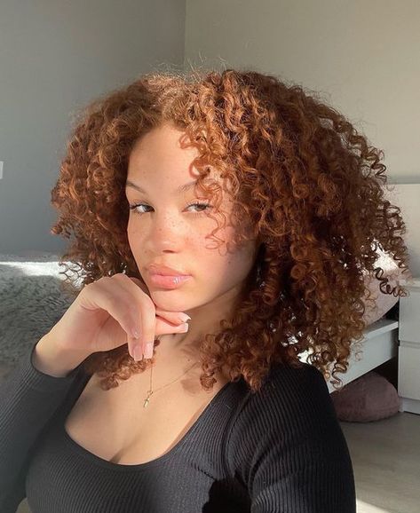 Chérise Melaan. on Instagram: "Good intentions 🤍" Bronze Copper Hair, Curly Hair Model, Pose For Instagram, Curl Secret, Curly Girl Hairstyles, Defined Curls, Natural Form, Copper Hair, Hair Reference