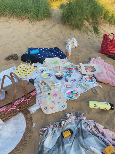 Summer List Aesthetic, Picnic Party Activities, Summer Craft Aesthetic, Painting On Beach Aesthetic, Summer Aesthetic Picnic, Picnic Summer, Summer Beach Activities, Beach Activity Ideas, Painting Summer Aesthetic