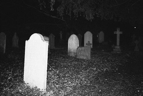 Tombstone Aesthetic, Graveyard At Night, Ghost Graveyard, Gothic Cemetery, Ghost Walk, Halloween Wallpaper Iphone Backgrounds, Grunge Pictures, Creepy Ghost, Halloween Wallpaper Iphone