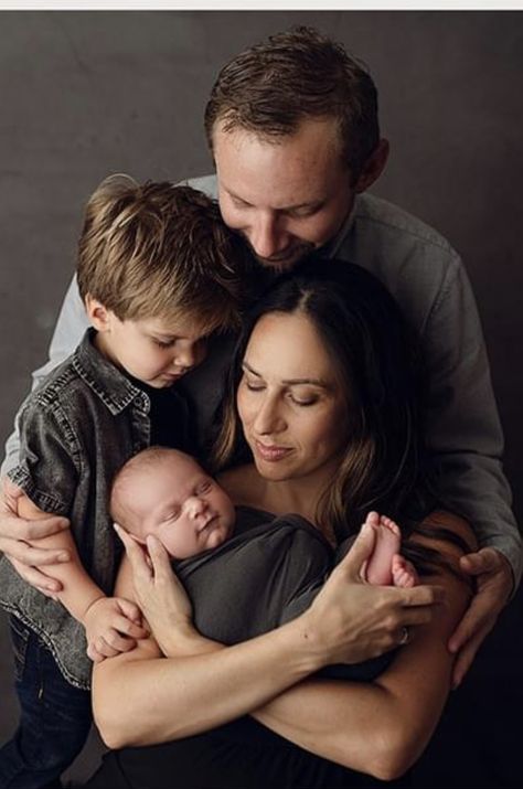 Newborn Family Pictures, Newborn Sibling, Foto Newborn, Family Photoshoot Poses, Maternity Photography Poses Pregnancy Pics, Newborn Photography Boy, Newborn Family Photography, Baby Pictures Newborn, Newborn Family Photos