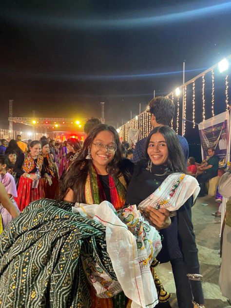 india Dandiya Night Photo Ideas, Navratri Poses With Bestie, Garba Poses With Bestie, Garba Poses For Women, Navratri Instagram Story Ideas, Navratri Poses With Friends, Dandiya Aesthetic, Navratri Photo Ideas, Dandiya Photo