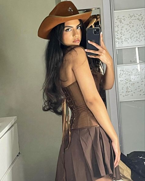 Cowgirl 🤠 halloween costume inspo aesthetic brown cowboy hat Halloween Costumes Cowgirl, Cowgirl Halloween Costume, Brown Cowboy Hat, Cowgirl Halloween, Aesthetic Brown, Costume Inspo, Cowgirl Aesthetic, Halloween Inspo, Cowboy Hat