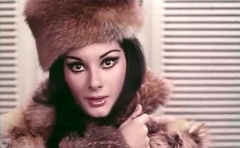 Edwige Fenech, Famous Novels, Summer Wines, Oui Oui, Old Movies, Vintage Beauty, Italian Style, New Trends, Old Hollywood