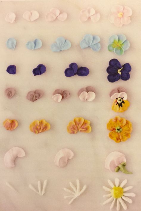 Sweet Pea Cake Decoration, Cake Decorating Flowers Buttercream, Small Buttercream Flowers, Piped Flowers On Cake, Flower Icing Cake, Cake Icing Flowers, Cake With Piped Flowers, Forget Me Not Cake, How To Pipe Flowers