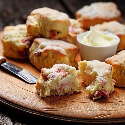 Rhubarb Biscuits, Rhubarb Tea, Welsh Cakes, Baking Breads, Rustic Recipes, Rhubarb Cake, Tea Biscuits, English Muffins, Rhubarb Recipes