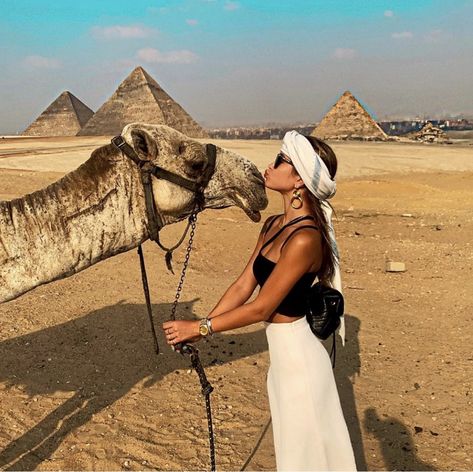 Egypt Outfits, Desert Photoshoot Ideas, Dubai Photoshoot, Desert Outfit, Egypt Aesthetic, Desert Photoshoot, Pyramids Egypt, Dubai Vacation, Dubai Aesthetic