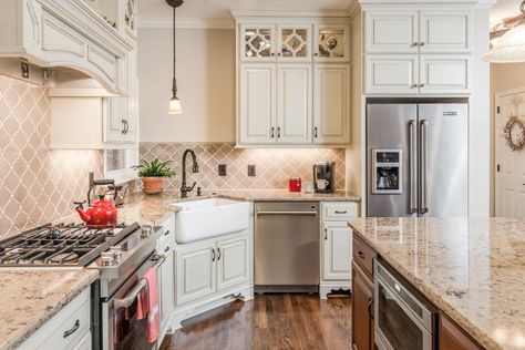 Kitchen No Window, Corner Kitchen Sinks, Corner Kitchen Sink Ideas, Corner Kitchen Layout, White Galley Kitchens, White Cottage Kitchens, New Build Kitchen, Corner Kitchen Sink, Kitchen Sink Ideas