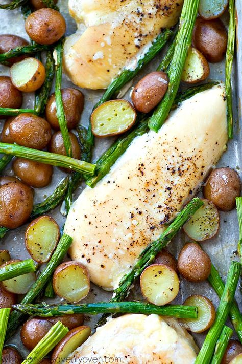 An entire spring dinner made in one pan! Juicy roasted chicken, tender asparagus, and lots of roasty fingerling potatoes for one winner of a dinner. Juicy Roasted Chicken, Pan Roast, Roasted Fingerling Potatoes, Chicken Tender, One Pan Chicken, Chicken Asparagus, Spring Dinner, How To Cook Asparagus, Fingerling Potatoes