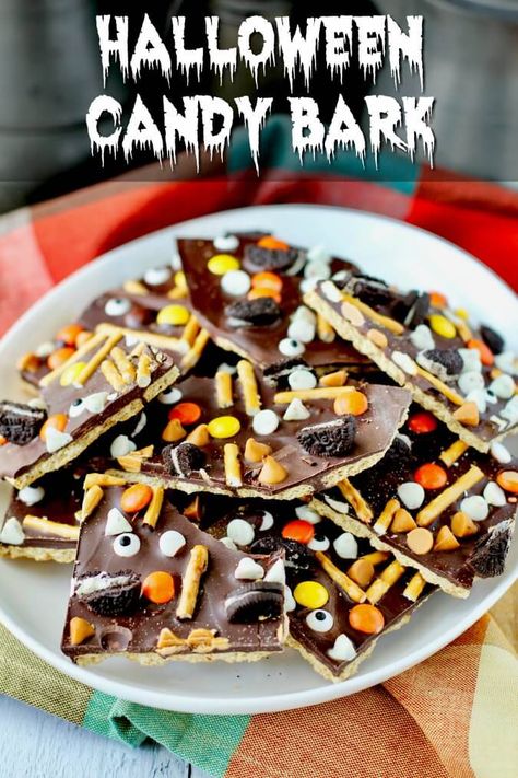 Halloween Candy Bark with pretzels and candy #HalloweenTreatsWeek Halloween Pretzel Bark, Halloween Bark Candy, Dessert Bark, Halloween Chocolate Bark, Halloween Bark Recipes, Halloween Bunco, Halloween Candy Bark, Halloween Eats, Bark Candy