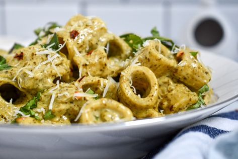 Creamy Pesto rigatoni – The table of spice Pesto Rigatoni Recipes, Pesto Rigatoni, Chicken Rigatoni, Pasta Entrees, Rigatoni Recipes, Pesto Cheese, Creamy Frosting, Yummy Pasta, Italian Recipes Dessert