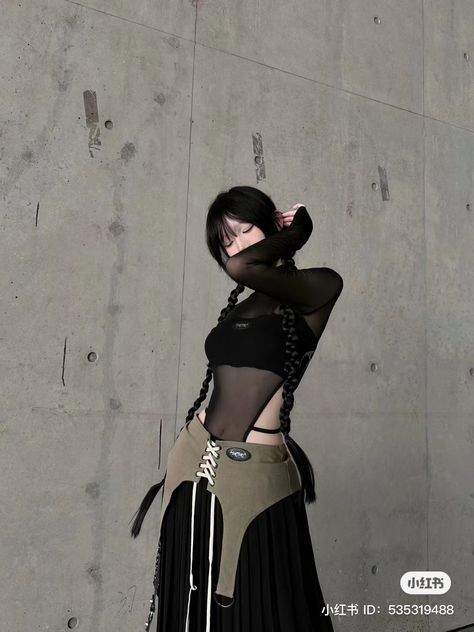 Futuristic Fashion Aesthetic, Dystopian Clothes, Kimono Reference, Cyberpunk Outfit, Dystopian Fashion, Fest Outfits, Neon Outfits, Fashion Future, Cyberpunk Fashion