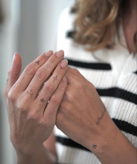 Hand Tattoos For Women Fine Line, Fine Finger Tattoo, Finger Vines Tattoo, Hand Jewelry Tattoo, Finger Fine Line Tattoo, Hand Tattoos Ornamental, Line Work Hand Tattoo, Tiny Hand Tattoos For Women, Fine Line Hand Tattoos For Women