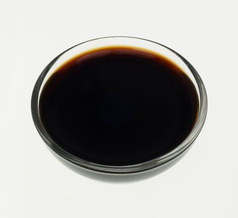 If you're out of balsamic vinegar, or turned off by the price, use this simple substitute instead. Basalmic Vinegar Recipe, How To Make Balsamic Vinegar, Substitute For Balsamic Vinegar, Homemade Balsamic Vinegar, Balsamic Vinegar Substitute, Basalmic Vinegar, Non Alcoholic Red Wine, Diy Sauces, Substitute Ingredients