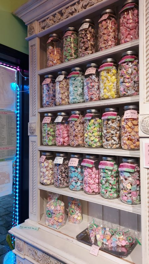 Candy Store Display, Candy Room, Vintage Sweets, Candy Display, Pastel Candy, Christmas Sweets, Vintage Candy, Chocolate Shop, Pastry Shop