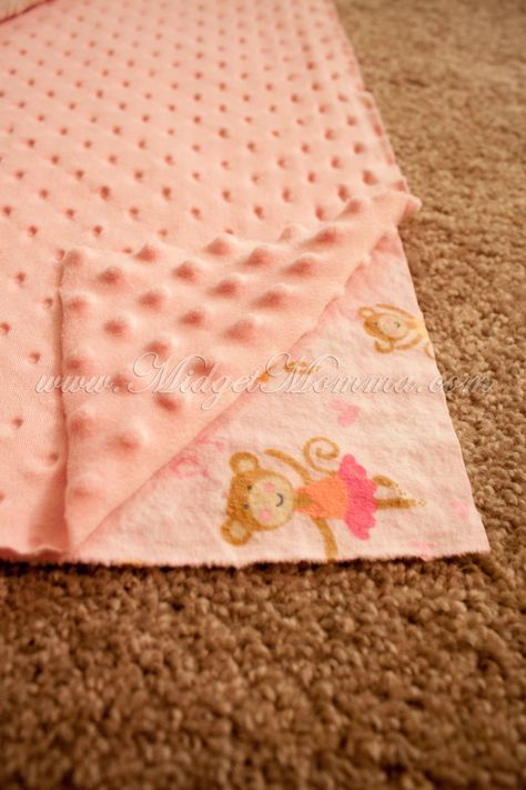 Homemade Fleece Baby Blankets, Minky Baby Blanket Diy, Minky Blanket Tutorial, Make Your Own Blanket, Taggie Blanket, Diy Baby Blanket, Blanket Tutorial, Sewing Projects Free, Simple Sewing