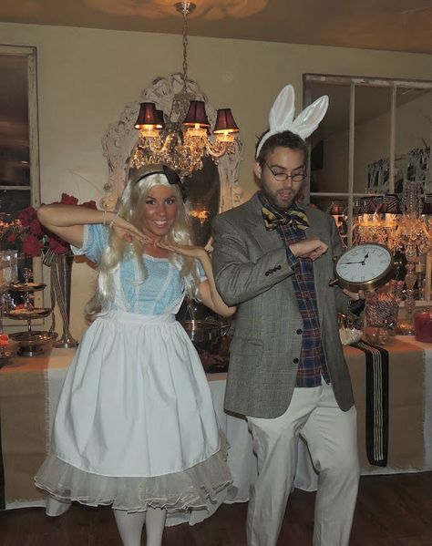 Alice And Wonderland Costumes, Alice In Wonderland Halloween Costume, Alice In Wonderland Halloween, Halloween Costume Couple, White Rabbit Costumes, Rabbit Halloween, Iconic Halloween Costumes, Costume Couple, Alice And Wonderland