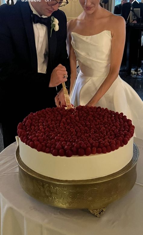 Red And White Wedding Aesthetic, Wedding Cakes Aesthetic, Wedding Aesthetic Cake, Wedding Cakes 2024, Chantilly Wedding Cake, Wedding Cake 2024, Non Traditional Wedding Cake, Aesthetic Wedding Cake, Wedding Cake Aesthetic