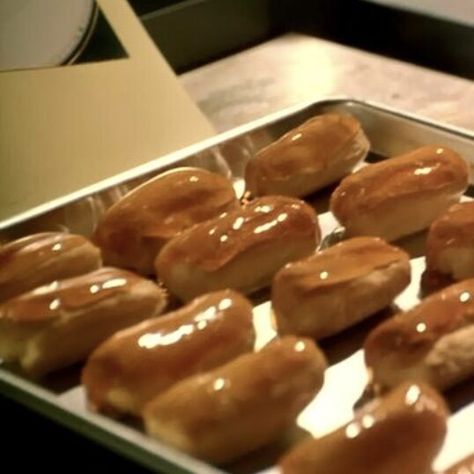 Caramel Pastry Cream, Caramel Eclairs, Caramel Pastry, Cream Puff Pastry, Caramel Sauce Recipe, Puff Pastry Cream Puffs, Pastry Cream Recipe, Eclair Recipe, Caramel Recipes Sauce