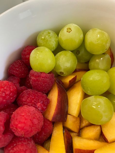 Aesthetic Food Fruit, Eating Fruits Aesthetic, Eating Fruits And Vegetables Aesthetic, Fruit Meal Aesthetic, Fruit By The Foot, Rasberry Aestethic Fruit, Fruit Bowls, Healthy Food Dishes, Healthy Food Motivation