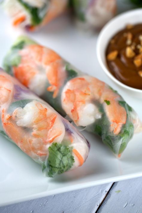 A delicious recipe for fresh shrimp spring rolls with peanut dipping sauce that has each roll filled with healthy crisp vegetables and herbs. Boil Rice, Rotisserie Recipes, Meatballs Recipes, Peanut Dipping Sauce, Costco Chicken, Stews Recipes, Pasta Creamy, Healthy Crisps, Shrimp Spring Rolls