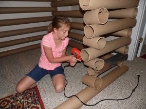 carpet tubes cabin 10 Arctic Vbs, Cool Forts, Cardboard Creations, How To Build A Log Cabin, Lincoln Logs, Little Cowboy, Diy Carpet, Army Men, A Log