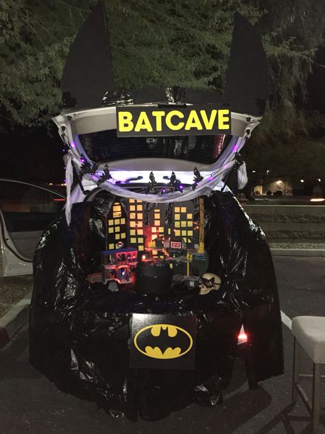 Bat cave for Halloween Trunk or Treat. Diy Trunk Or Treat, Diy Trunk, Halloween Trunk Or Treat, Halloween Car Decorations, Trunker Treat Ideas, Trunk Or Treat Ideas, Treat Ideas, Trunk Or Treat, Diy Halloween Decorations