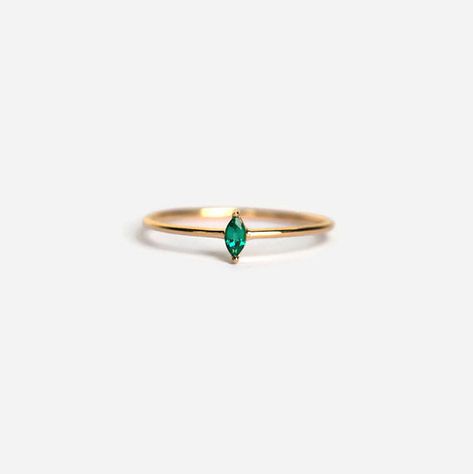 emerald ring marquise engagement ring marquise ring gold Hand Jewelry Rings, Smaragd Ring, Emerald Ring Vintage, Simple Silver Jewelry, Ring Marquise, Tiny Rings, Marquise Ring, Engagement Rings Marquise, Gold Ring Designs