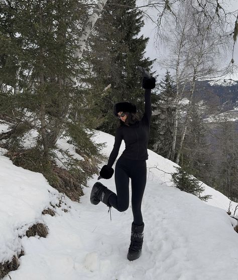 All Black Ski Outfit, Big Bear Trip, Girls Ski Trip, Winter Inspo Outfits, Colorado Aesthetic, Ski Trip Outfit, Ski Aesthetic, Colorado Winter, Snow Trip