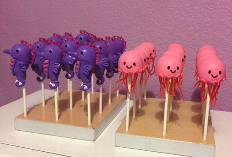 Seahorse and jellyfish  cake pops Jellyfish Cake, Octopus Cake Pops, Fish Cake Pops, Jellyfish Food, Jellyfish Party, Sea Cupcakes, Cake Pop Designs, Ocean Birthday Party, Ocean Cakes