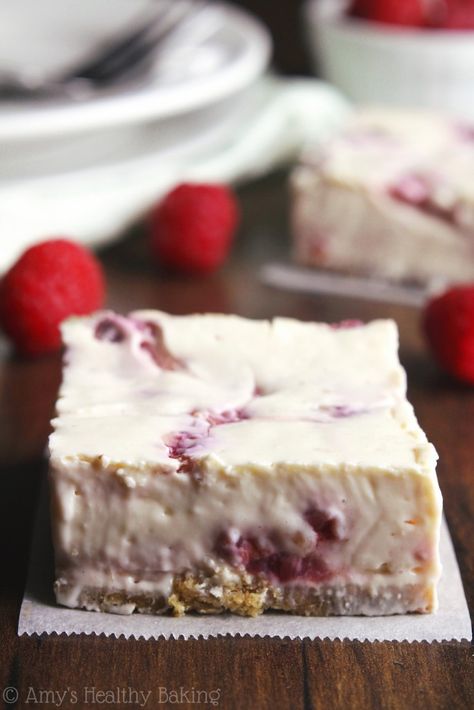 Skinny Raspberry Cheesecake Bars -- SO easy to make & packed with 5g of protein! Only 97 calories! Raspberry Cheesecake Bars, Dessert Hacks, Fast Desserts, Cheesecake Bar Recipes, Healthy Sweet Treats, Cheesecake Desserts, Raspberry Cheesecake, Sugar Free Desserts, Cheesecake Bars