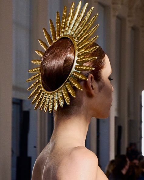 Schiaparelli Headpiece, Headgear Fashion, Capricorn Ascendant, Schiaparelli Couture, 2022 Couture, Paris Couture, Moon Rising, Gold Lame, Couture Details