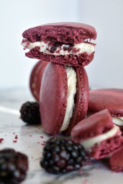 Blackberry Macarons, Macaron Ideas, Making Macarons, Macaron Recipes, Macaron Flavors, Pretty Cake, Macaron Cookies, Macaroon Recipes, Macaron Recipe